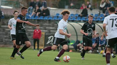 Piłkarze Sygnału Lublin (białe stroje) mają ostatnio problem ze skutecznością