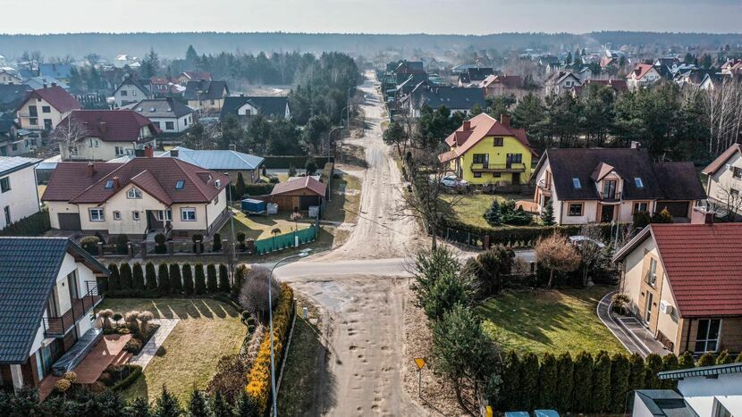 Ulica będzie miała asfaltową nawierzchnię i chodniki 