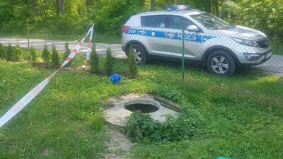 Możliwe, że 2-latek znalazł się na pokrywie szamba biegnąc za piłką, którą znaleziono obok zbiornika