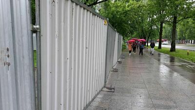 Wycięli drzewa, ustawili płot. Ruszyły przygotowania do budowy pomnika Lecha Kaczyńskiego w Lublinie