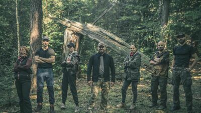 Wiedza zdobyta podczas zajęć przydaje się również w życiu codziennym. Przy obecnej technice, komputeryzacji zderzenie się z działaniami w środowisku naturalnym, trudnościami w pozyskiwaniu wody, pożywienia oraz bytowaniem utwierdzi każdego, że warto szanować to, w jak komfortowych warunkach żyjemy na co dzień – mówi Paweł Szlendak (w środku)