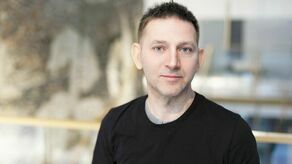 Dr. hab. Mariusz Hofman twierdzi, że sztuczna inteligencja w przyszłości może konkurować z ludzkością o zasoby energii potrzebne do przetrwania zarówno naszemu gatunkowi, jak i jej.