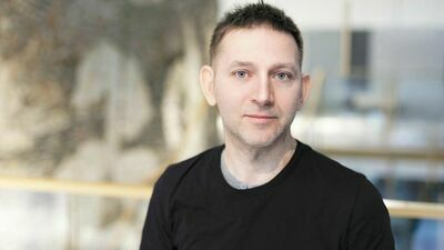 Dr. hab. Mariusz Hofman twierdzi, że sztuczna inteligencja w przyszłości może konkurować z ludzkością o zasoby energii potrzebne do przetrwania zarówno naszemu gatunkowi, jak i jej.