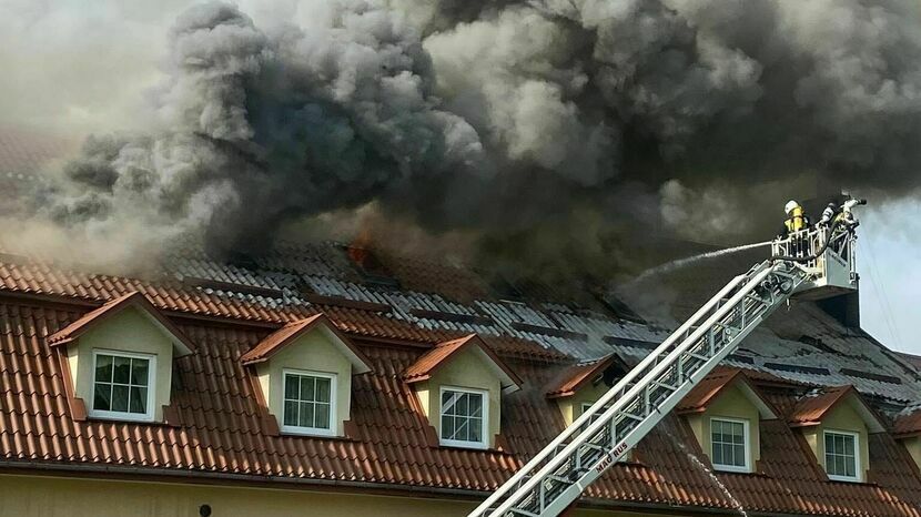 Ogień wybuchł około godziny 7 i objął poddasze budynku