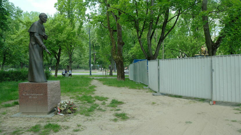 Jeszcze przed planowaną rewitalizacją skweru znajdujący się na nim pomnik ks. Radziszewskiego doczeka się nowego „sąsiedztwa”. Tuż obok powstaje monument upamiętniający Lecha Kaczyńskiego