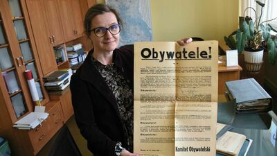 Kierownik Radzyńskiego Oddziału Archiwum Państwowego w Lublinie, dr Joanna Kowalik-Bylicka z propagandowym afiszem, przypisującym zabójstwo na proboszczu parafii Polskowola (gm. Kąkolewnica), ks. Lucjanie Niedzielaku, członkom Zrzeszenia „Wolność i Niezawisłość”. W rzeczywistości niezłomnego księdza zamordowali 5 lutego 1947 ubecy.