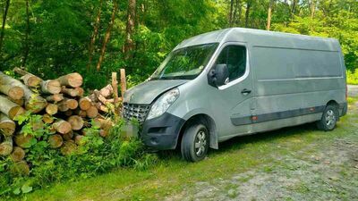 Jazdę przez las zakończyli na stosie drewna. Znaleźli sposób na odreagowanie