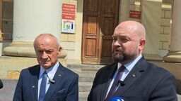 Stanisław Brzozowski (z lewej) i wiceprezes Nowej Nadziei Bartłomiej Pejo.