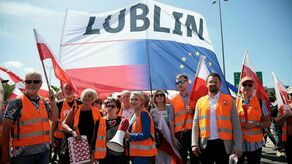 Lubelscy działacze i sympatycy PO podczas marszu 4 czerwca