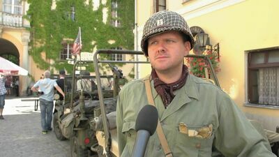 Piotr Langenfeld jest prezesem Stowarzyszenia Historycznego „Wielka Czerwona Jedynka”, zajmującego się propagowaniem i rekonstrukcją historii armii USA w czasie drugiej wojny światowej.