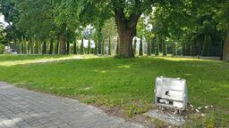 Zniszczona lampa na tyłach zabytkowej kaplicy parafii "na górce" w Puławach