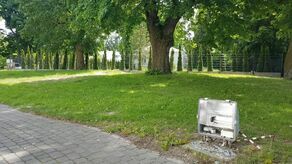 Zniszczona lampa na tyłach zabytkowej kaplicy parafii "na górce" w Puławach