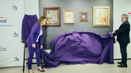 Dyrektor Muzeum Narodowego w Lublinie Katarzyna Mieczkowska i wicepremier Piotr Gliński odsłaniają część z przekazanych lubelskiej instytucji prac Tamary Łempickiej.