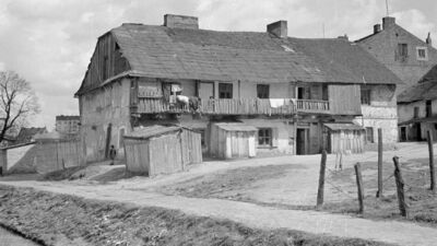 Drewniany dom przy ul. Czechowskiej - widok od podwórza