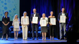 Tegoroczna gala finałowa konkursu Alivia Onkomapa odbyła się na deskach Teatru Palladium w Warszawie. Damian Miechowicz (na zdjęciu w środku) odebrał wyróżnienie wraz z szefami innych placówek ocenionych najwyżej w poszczególnych województwach