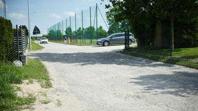 Do szkoły po wybojach. Mieszkańcy proszą o remont drogi