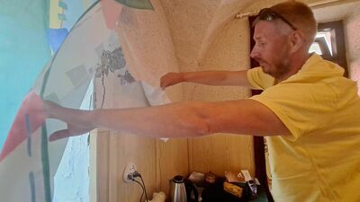 Tapeta odchodzi ze ścian płatami. Wszystko przez to, że są zagrzybione – prezentuje stan pomieszczenia przewodniczący Spozowski.