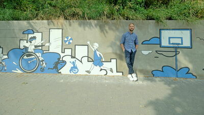 Rafał Kowalski, prezes fundacji Pomocy i Wsparcia Thera, pomysłodawca muralu