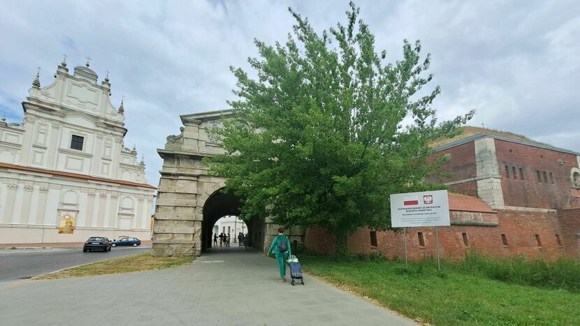 Stara Brama Lwowska powstała w końcówce XVI wieku. Jest jednym z najcenniejszych zabytków Zamościa. Przez lata niszczała. W zeszłym roku zrobiono wszystko, by zabezpieczyć ją przed degradacją, teraz czas na kolejne prace