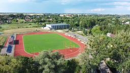W ogłoszonym właśnie przetargu miasto szuka wykonawcy, który zbuduje przy obecnej bazie HOSiR boiska wielofunkcyjne z zadaszeniem czyli tzw. balonem, pumptruck, spikerkę, kort tenisowy oraz rozbuduje skatepark. Nadal planowane jest również sztuczne lodowisko