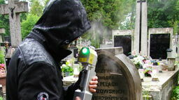 Laser oczyszcza zabytkowe nagrobki.  Podobnie jak w katedrze Notre Dame 