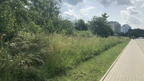 Kwestia budowy bloków na działkach przy ul. Wyszyńskiego „wałkuje się” od wielu lat. A położony w atrakcyjnej lokalizacji teren, zresztą w sąsiedztwie dużego osiedla bloków, tylko zarasta