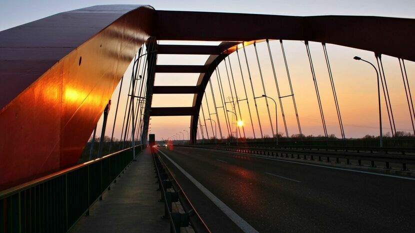 Nowy most na Wiśle w Puławach im. Jana Pawła II. Zdaniem radnego Ignacego Czeżyka, jego nazwa nie jest wystarczająco wyeksponowana