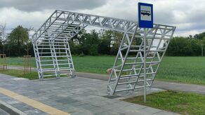 Nowy przystanek w Zamościu. Spełnia prawie wszystkie założenia oczekujących na autobus. Wszystkie poza jednym. Jakim? – od posta z tym zdjęciem i takim opisem cała „afera” się rozpoczęła.