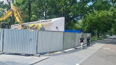 Pomnik Lecha Kaczyńskiego jeszcze nie dojechał, ale ściana już stoi