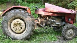 Tragiczny wypadek w lesie. Ciągnik wjeżdżał na wzniesienie i zaczął się cofać