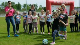 Podczas pierwszej edycji tegorocznych zawodów 3xR dzieci na lekkoatletycznym stadionie
przy al. Piłsudskiego biegały w workach, musiały przerzucić piłkę nad siatką, rzucały woreczkiem do celu, próbowały swoich sił w golfa, a także strzelały do piłkarskiej bramki