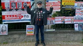Jan Musolf w każdy drugi piątek miesiąca pikietuje przed sądem w Hrubieszowie