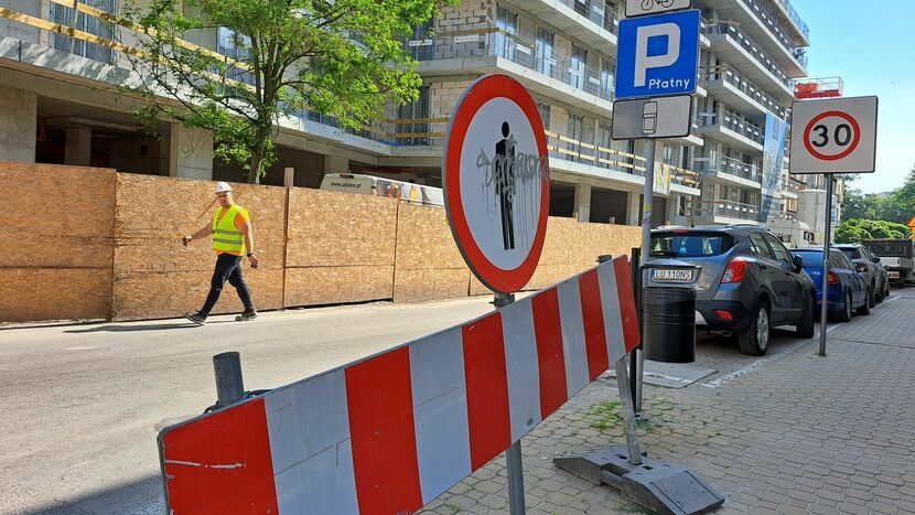 W związku z trwającą budową już teraz w rejonie ulic Jasnej i Sieniawskiej obowiązują m.in. ograniczenia w ruchu pieszych