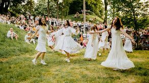 Noce Świętojańskie organizowane przez ZDK to widowiska wyjątkowo malownicze