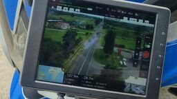 W codziennej pracy funkcjonariuszy coraz częściej towarzyszy wyposażony w kamerę dron. Urządzenie pozwala nie tylko na obserwację, ale także nagrywanie łamiących prawo i odczytywanie ich numerów rejestracyjnych - nawet z dużej odległości