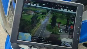 W codziennej pracy funkcjonariuszy coraz częściej towarzyszy wyposażony w kamerę dron. Urządzenie pozwala nie tylko na obserwację, ale także nagrywanie łamiących prawo i odczytywanie ich numerów rejestracyjnych - nawet z dużej odległości