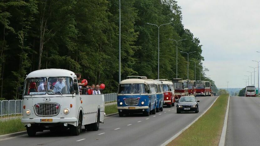 Parada autobusów podczas ubiegłorocznego zlotu<br />
<br />
