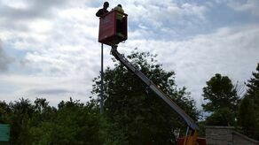 Montaż się rozpoczął, potrwa do sierpnia, ale na niektórych ulicach nowe latarnie już świecą oszczędniej