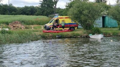 Kajakarze wpadli do wody w zalewie. Dostali mandaty, bo wcześniej pili alkohol