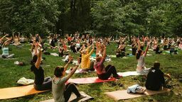 Lublin: Przychodzi nawet kilkaset osób. Darmowe lekcje jogi w Parku Ludowym