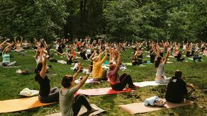 Lublin: Przychodzi nawet kilkaset osób. Darmowe lekcje jogi w Parku Ludowym