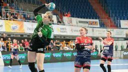 Magda Więckowska (z piłką) jest jedną z powołanych przez Arne Senstada zawodniczek MKS FunFloor Lublin