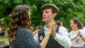 "Potańcówki w skansenie" cieszą się wielką popularnością 