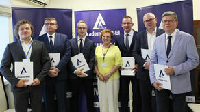 Od lewej: dr Sylwester Bogacki, dr inż. Artur Dmowski, dr hab. Andrzej Cwynar, kanclerz uczelni Teresa Bogacka, dr hab. Tomasz Wołowiec, dr Mariusz Paździor i dr Zbigniew Orzeł.