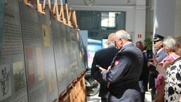 Kolejkę do okienka urozmaici wystawa. Niepublikowane dotąd zdjęcia PWS