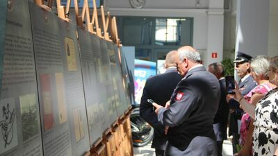 Kolejkę do okienka urozmaici wystawa. Niepublikowane dotąd zdjęcia PWS