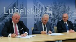 Umowę z wykonawcą, firmą Adamietz, reprezentowaną przez wiceprezesa Szczepana Kusibę w obecności marszałka województwa lubelskiego Jarosława Stawiarskiego podpisał w poniedziałek Piotr Matej, dyrektor Wojewódzkiego Szpitala Specjalistycznego im. Stefana Kardynała Wyszyńskiego.