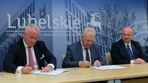 Umowę z wykonawcą, firmą Adamietz, reprezentowaną przez wiceprezesa Szczepana Kusibę w obecności marszałka województwa lubelskiego Jarosława Stawiarskiego podpisał w poniedziałek Piotr Matej, dyrektor Wojewódzkiego Szpitala Specjalistycznego im. Stefana Kardynała Wyszyńskiego.