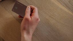 Zrobiła zakupy na tysiąc złotych. Problem w tym, że cudzą kartą