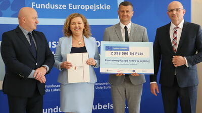 Od lewej marszałek Jarosław Stawiarski, dyrektor PUP w Łęcznej Monika Mikołajewska, wicestarosta łęczyński Michał Pelczarski i dyrektor WUP Tomasz Pitucha 